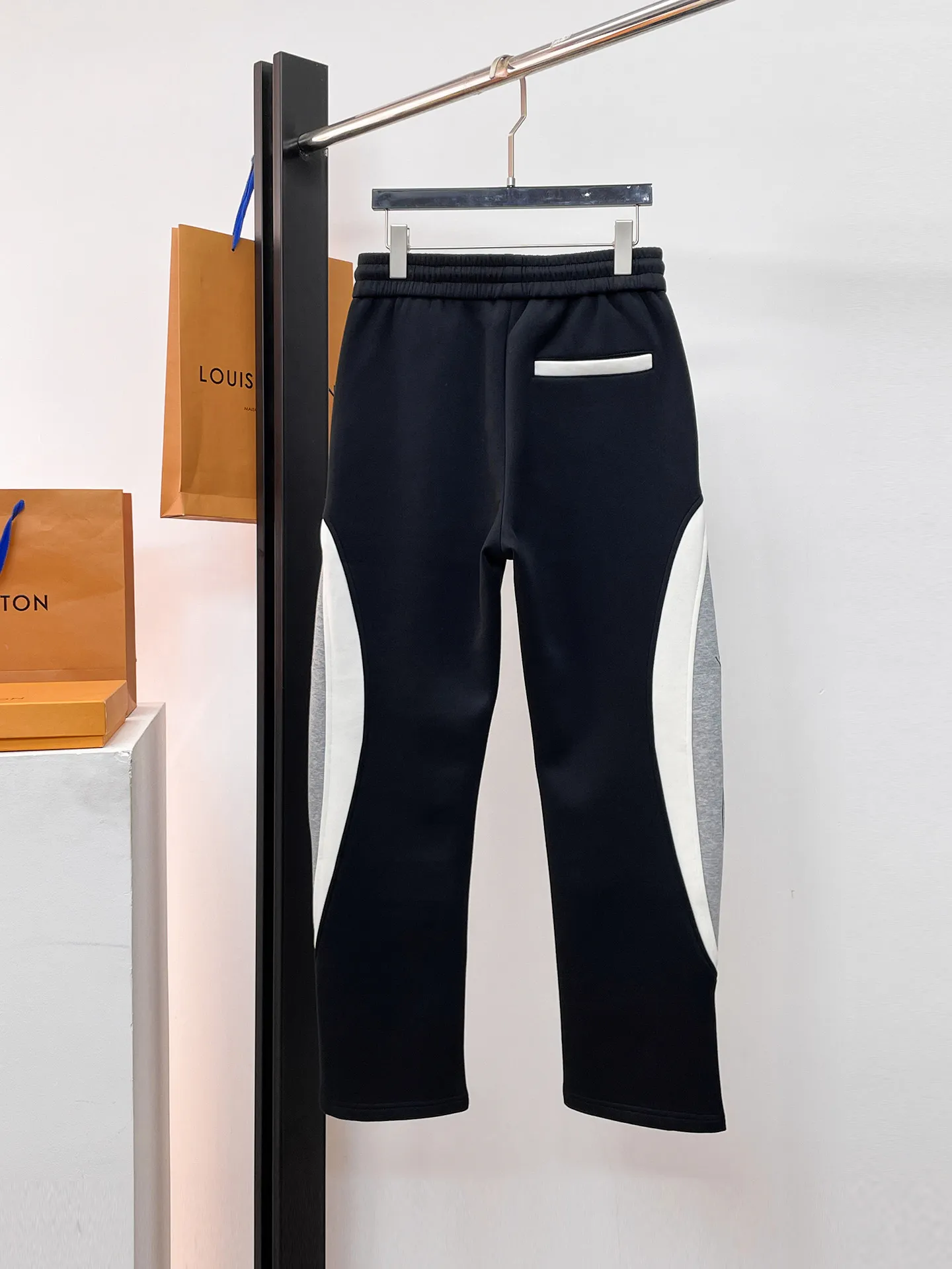 Balenciaga 🆕2026 Autumn and Winter New Arrival Casual Pants! The official website will be released simultaneously. Brand Classic LOGO casual pants, customized fabrics, excellent comfort and strong touch. Highly recognisable, perfect appearance and craftsmanship. Size:M-3XL